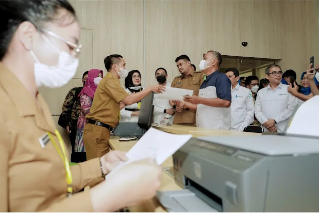 Bobby Nasution memastikan masyarakat Kota Medan dapat mengakses layanan kesehatan cukup menggunakan e-KTP (istimewa)