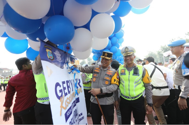 Ajak Masyarakat Tertib Lalu Lintas, Polda Sumut Terbangkan Balon Berhadiah Sapi