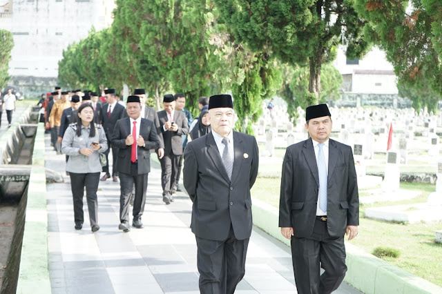 Direktur RSJ Prof Idem Dampingi Gubernur Sumut Ziarah ke Taman Makam Pahlawan