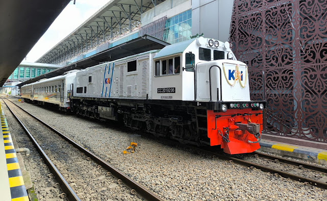 KAI - IRPS Hidupkan Nostalgia Perkeretaapian di Sumut Lewat Lokomotif Vintage Livery Albino