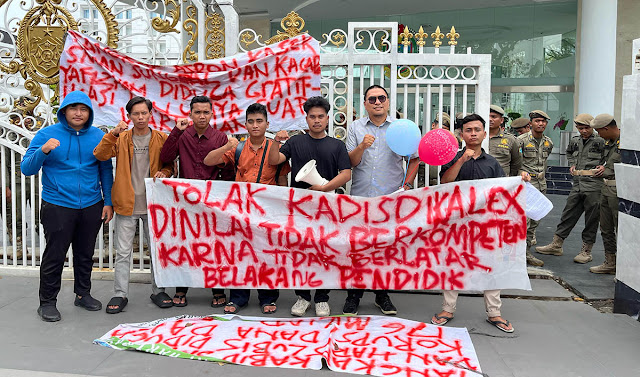 Koalisi Mahasiswa Sumut Gelar Aksi di Mapolda Sumut dan Kantor Gubernur, Tolak Penunjukan Kadisdik Baru