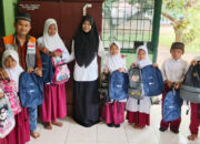 Rumah Zakat dan TORCH Bagikan 1000 Tas Sekolah untuk Anak Pelosok Indonesia