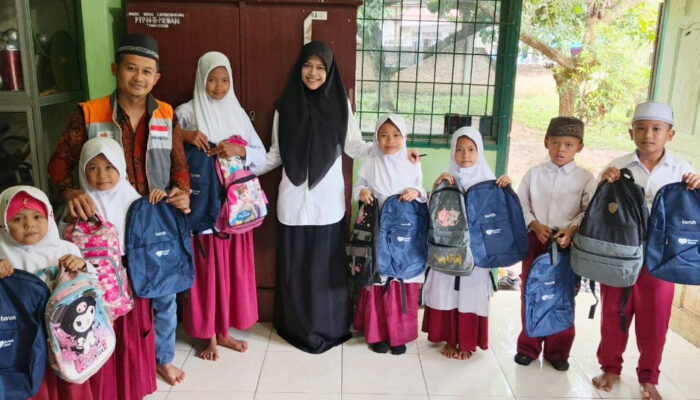 Rumah Zakat dan TORCH Bagikan 1000 Tas Sekolah untuk Anak Pelosok Indonesia