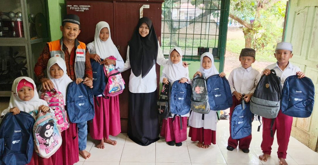 Rumah Zakat dan TORCH Bagikan 1000 Tas Sekolah untuk Anak Pelosok Indonesia