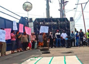 Demo Warga Patumbak di Depan PT Universal Gloves, Massa Bakar Ban dan Blokir Gerbang Pabrik