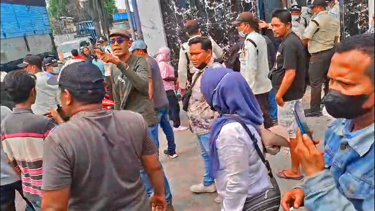 Demo Warga di Depan PT Universal Gloves Ricuh, Wartawan Alami Kekerasan dan Intimidasi