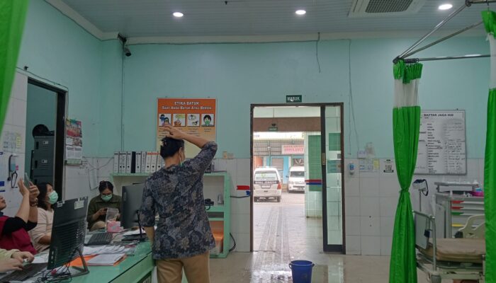 Fasilitas RSUD Dr Pirngadi Memprihatinkan: Atap IGD Bocor, Perawat Tampung Air Pakai Ember