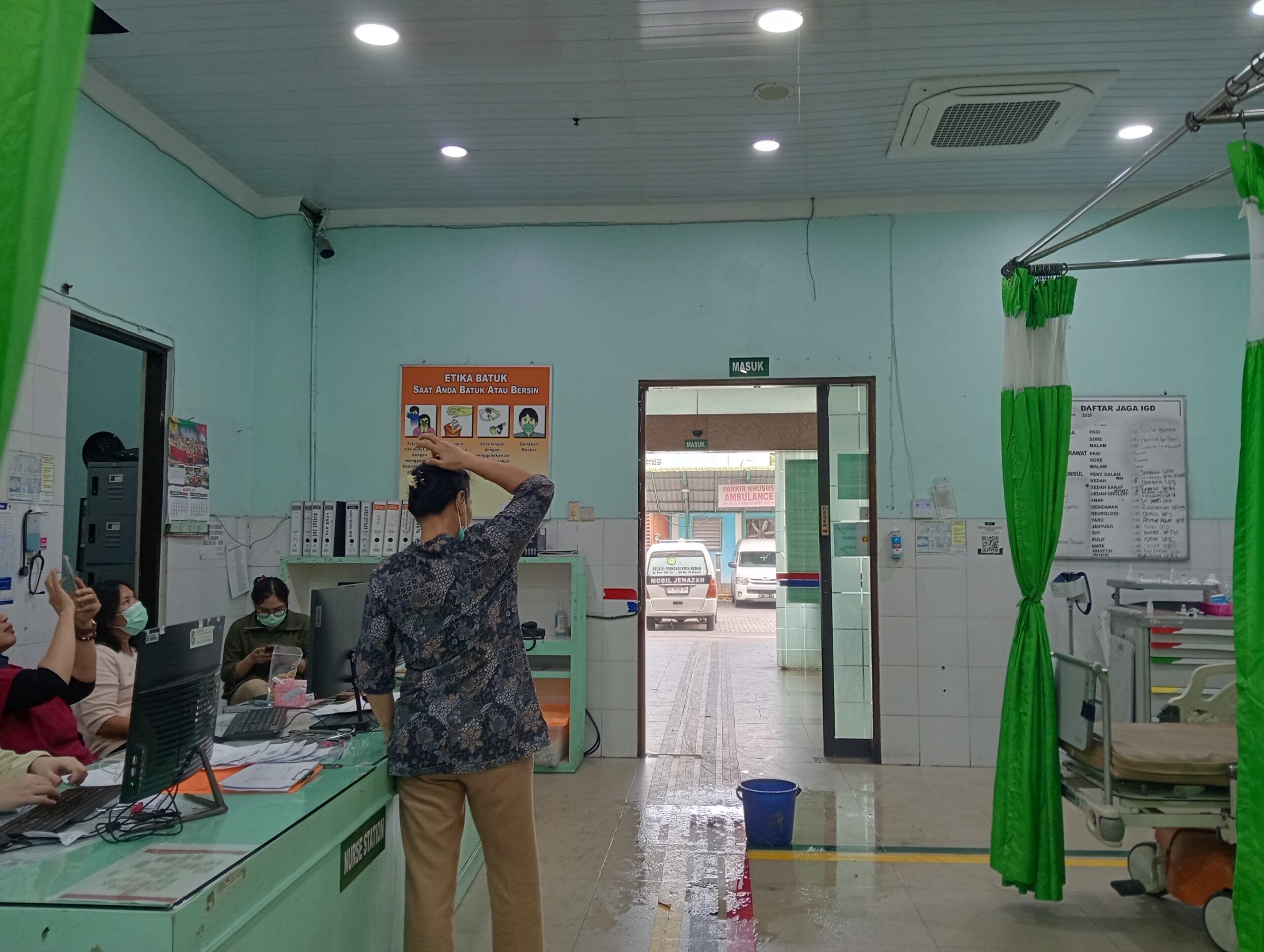 Fasilitas RSUD Dr Pirngadi Memprihatinkan: Atap IGD Bocor, Perawat Tampung Air Pakai Ember